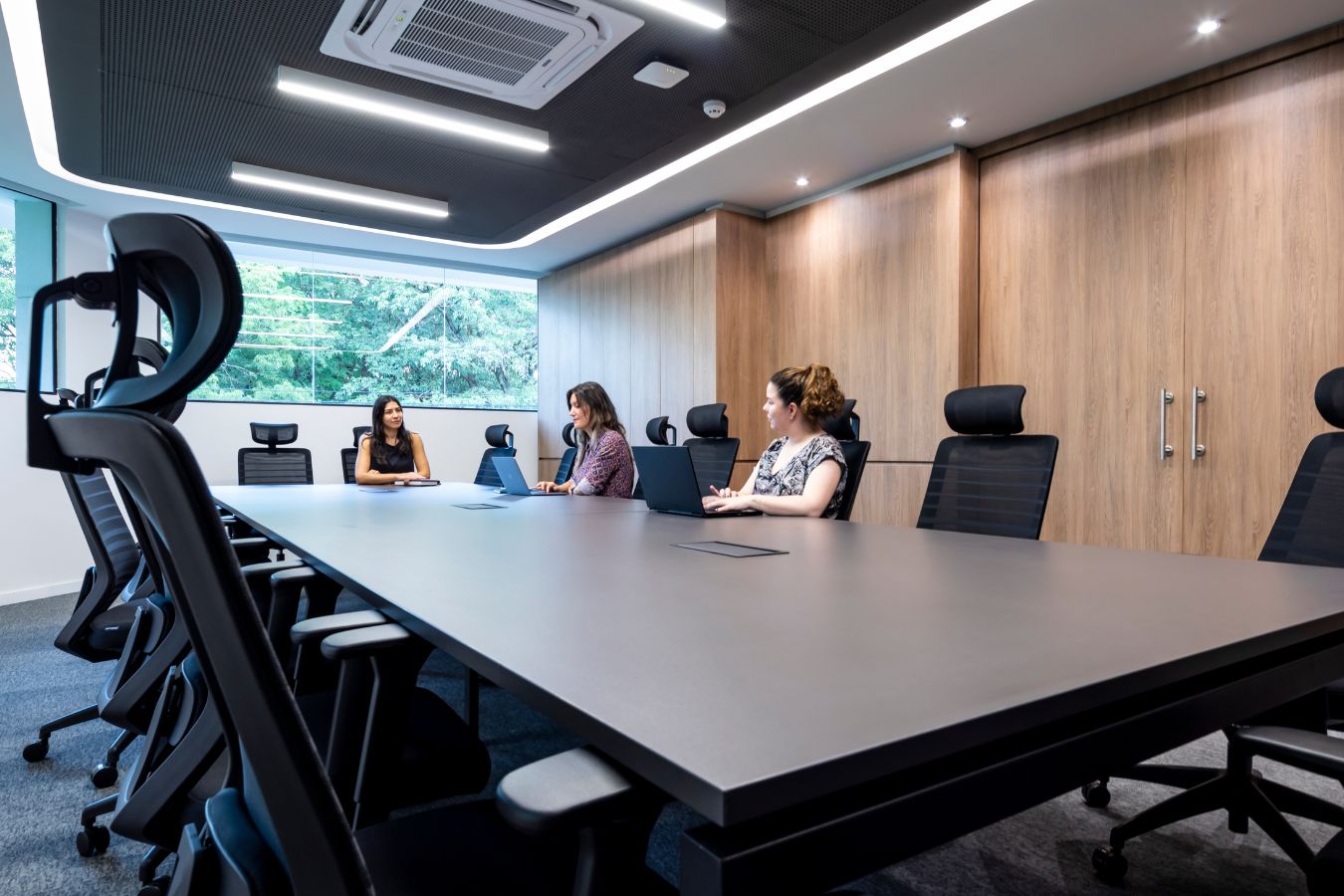 Aseguradora Yacyreta - Executive boardroom with large conference table and sleek acoustic ceiling design - Contract Workplaces.jpg